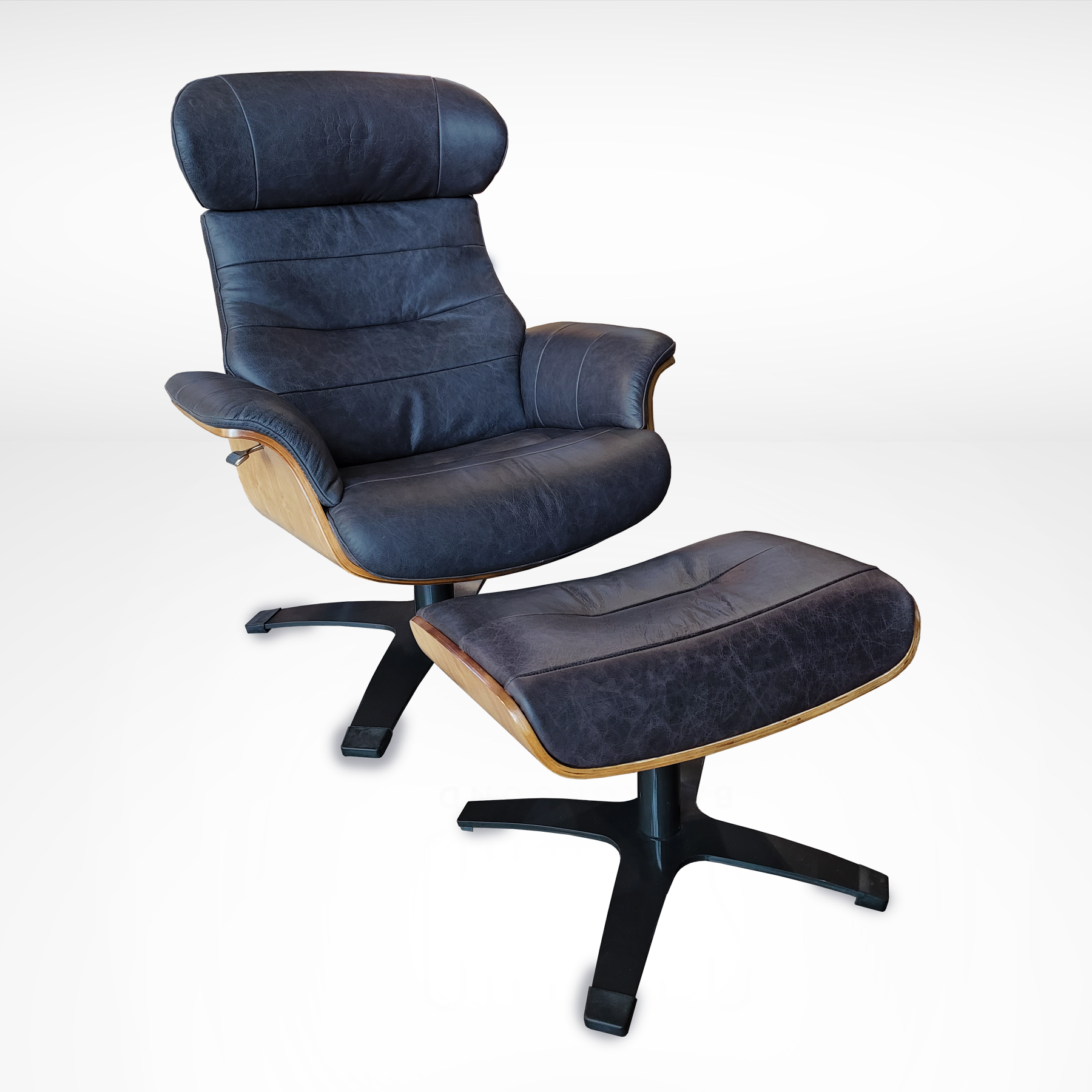 Lori armchair with foot rest